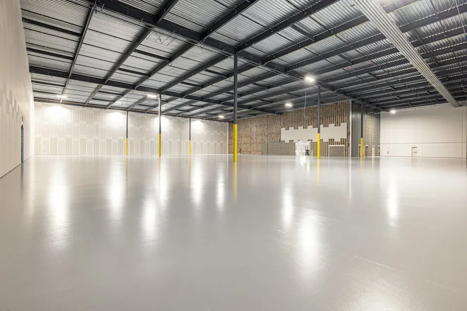 Leere Industriehalle mit poliertem Boden