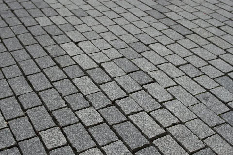 Graues Kopfsteinpflaster mit sauberen Fugen