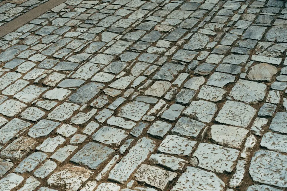 Granitpflaster mit hellen Fugen in der Nahaufnahme